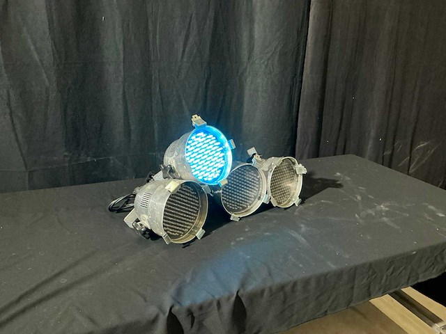 Showtec dmx 56” rgb led-par spotlight (4x) - afbeelding 1 van  6