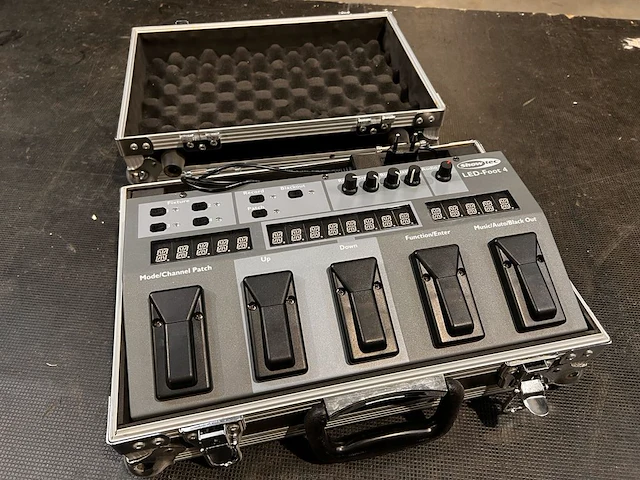 Showtec led-foot 4 dmx controller - incl. flightcase - afbeelding 1 van  3