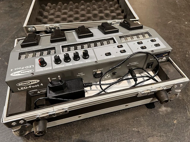 Showtec led-foot 4 dmx controller - incl. flightcase - afbeelding 2 van  3