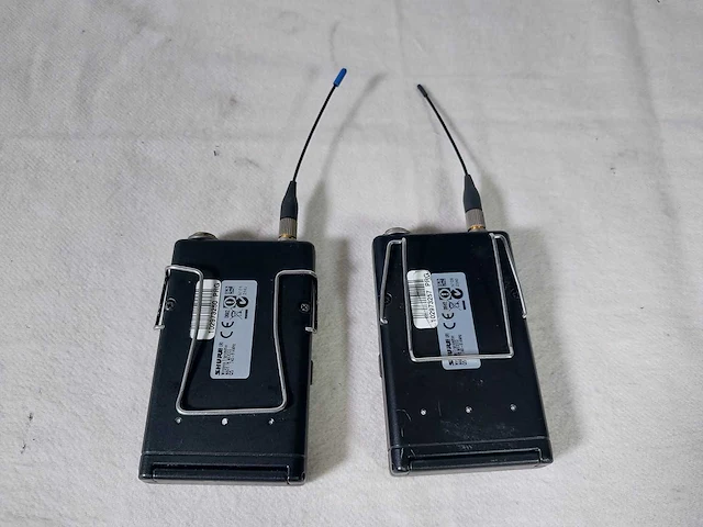 Shure uhf receiver ur4d-q5 w/2 x beltpack ur1-q5 & 2 x handmicrophone ur2-q5 (740-814mhz) - afbeelding 4 van  14