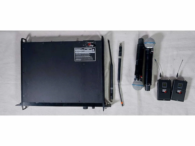 Shure uhf receiver ur4d-q5 w/2 x beltpack ur1-q5 & 2 x handmicrophone ur2-q5 (740-814mhz) - afbeelding 1 van  14