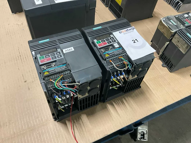 Siemens micromaster vector frequentieregelaar (2x) - afbeelding 1 van  3