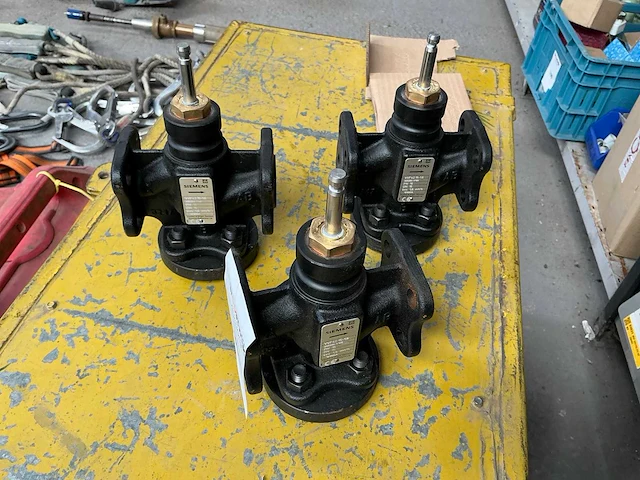 Siemens vvf42.15-1.6 tweeregelklep met flensvervbinding (3x) - afbeelding 1 van  3