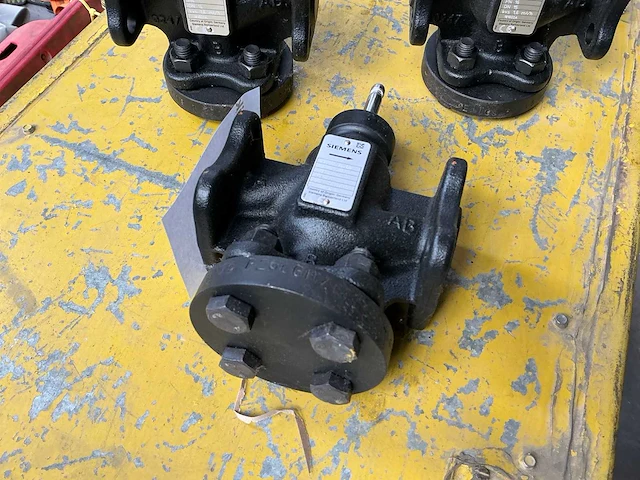 Siemens vvf42.15-1.6 tweeregelklep met flensvervbinding (6x) - afbeelding 1 van  3