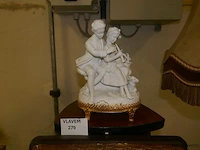 Sierbeeldje in biscuit - afbeelding 1 van  2