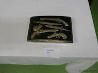 Sierdoosje met afbeelding van revolvers - afbeelding 1 van  1