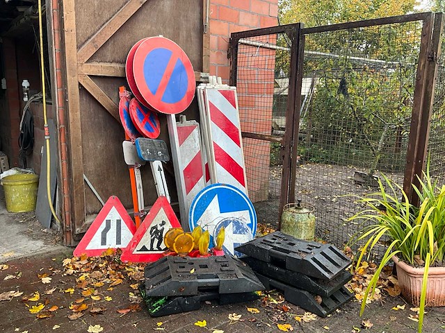Signalisatie borden en 2 afzethekken - afbeelding 1 van  8