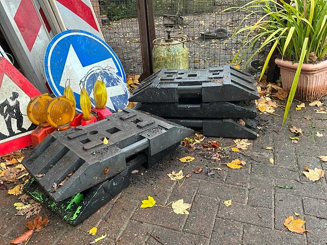 Signalisatie borden en 2 afzethekken - afbeelding 2 van  8