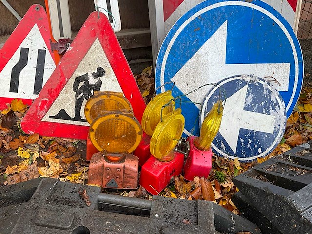 Signalisatie borden en 2 afzethekken - afbeelding 3 van  8