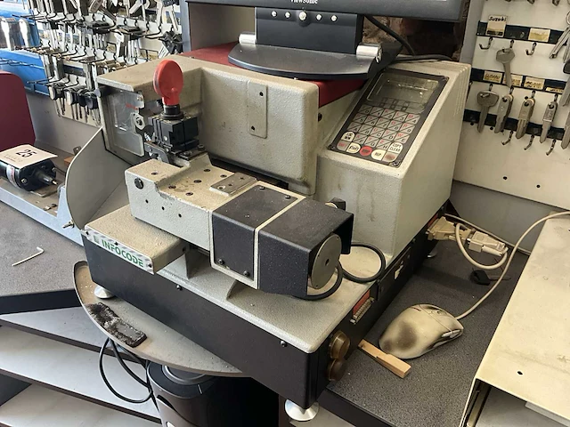 Silca unocode computergestuurde sleutelfreesmachine - afbeelding 4 van  11