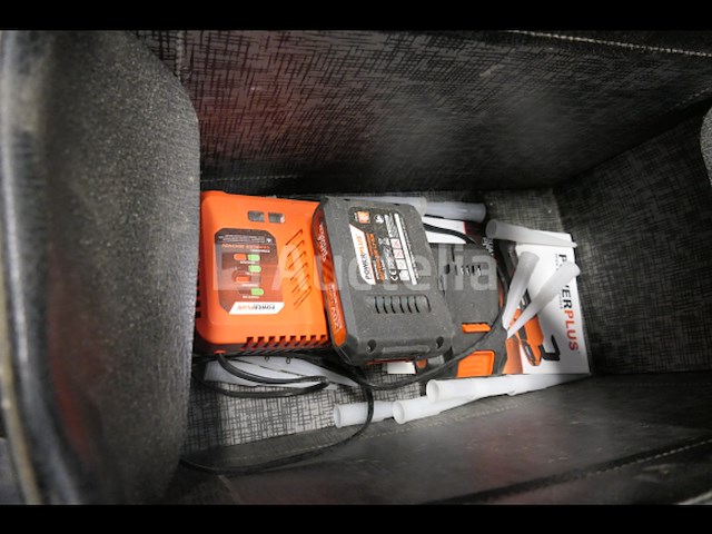 Siliconenpistool en schroevendraaier op batterijen - afbeelding 7 van  7