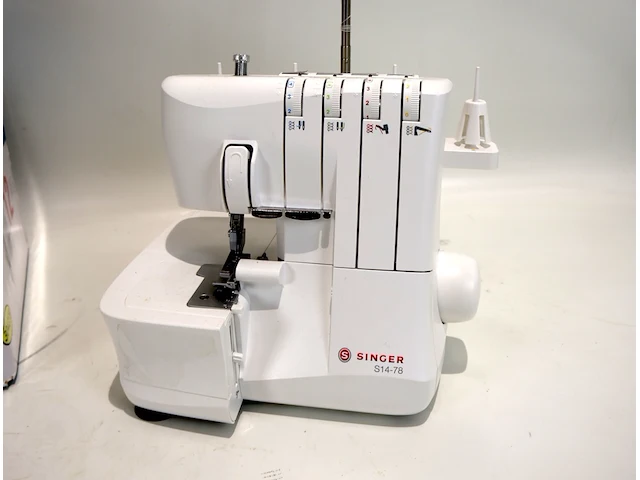 Singer overlock naaimachine - afbeelding 2 van  4