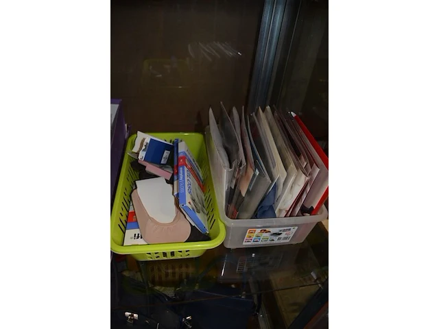 Sjaaltjes, handschoenen, kousen, 9 dameshandtassen - afbeelding 3 van  15