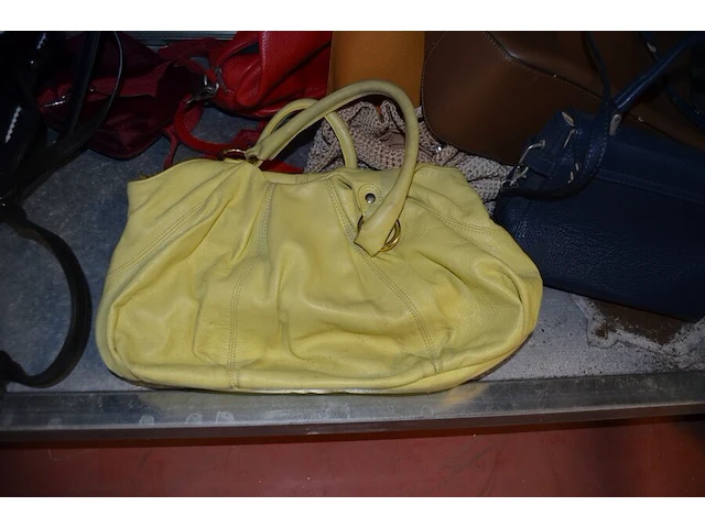Sjaaltjes, handschoenen, kousen, 9 dameshandtassen - afbeelding 6 van  15