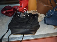 Sjaaltjes, handschoenen, kousen, 9 dameshandtassen - afbeelding 7 van  15