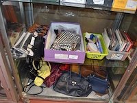 Sjaaltjes, handschoenen, kousen, 9 dameshandtassen - afbeelding 1 van  15
