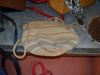 Sjaaltjes, handschoenen, kousen, 9 dameshandtassen - afbeelding 11 van  15