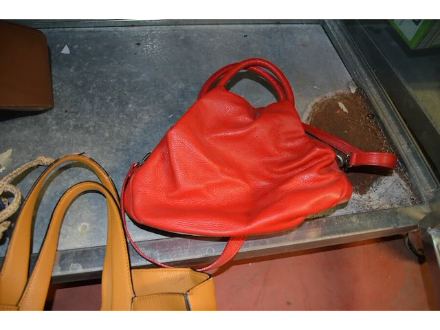 Sjaaltjes, handschoenen, kousen, 9 dameshandtassen - afbeelding 13 van  15