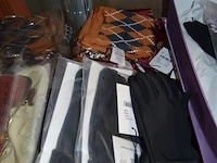 Sjaaltjes, handschoenen, kousen, 9 dameshandtassen - afbeelding 15 van  15