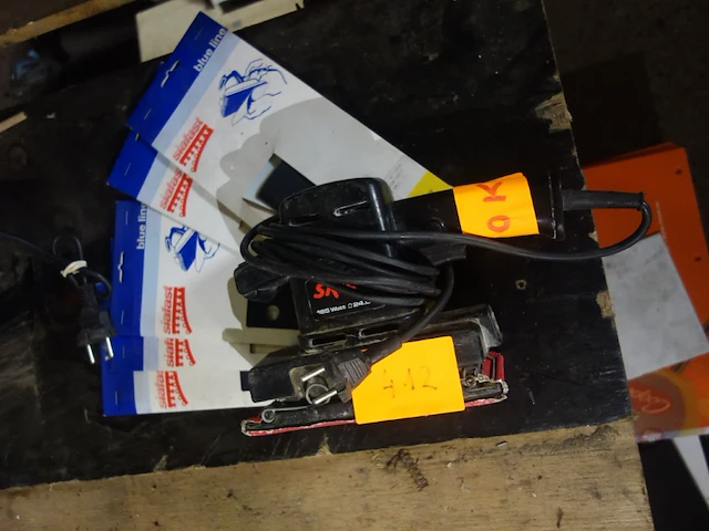 Skil vlakschuurmachine + 5 pakken schuurpapier - afbeelding 1 van  1