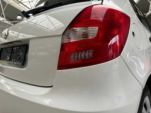 Skoda - fabia - car - 2013 - afbeelding 2 van  23
