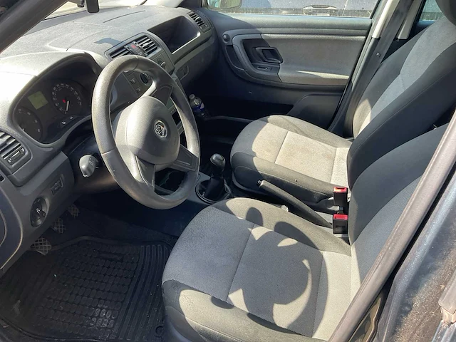 Skoda fabia personenauto - afbeelding 8 van  13