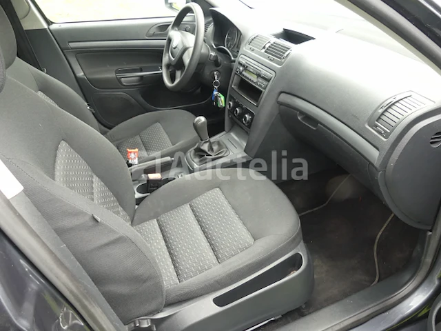 Skoda octavia combi stationwagon (2011-97.803 km) - afbeelding 9 van  36