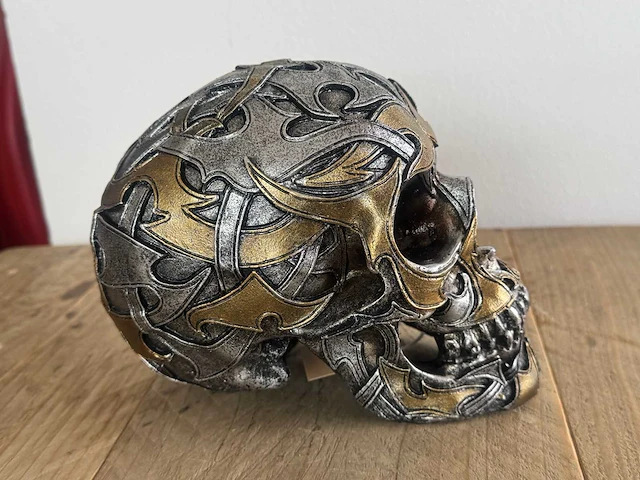 Skull gegraveerd h18cm zilver/goud - afbeelding 2 van  3