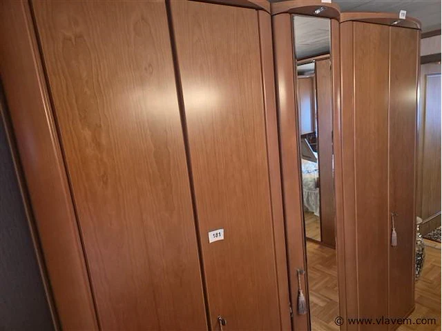 Slaapkamer met 2 kleerkasten - afbeelding 3 van  6