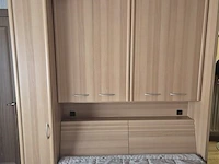 Slaapkamer met grote kleerkast en klein kastje - afbeelding 3 van  6