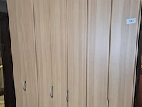 Slaapkamer met grote kleerkast en klein kastje - afbeelding 4 van  6