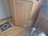 Slaapkamer met grote kleerkast en klein kastje - afbeelding 5 van  6