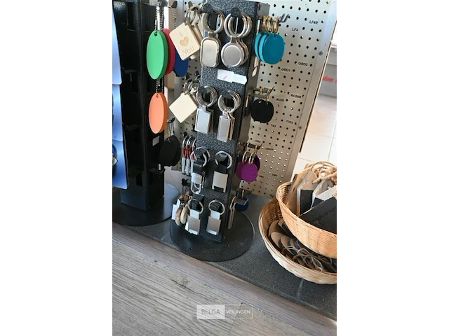 Sleutelhangers met presentatie toren - afbeelding 1 van  4