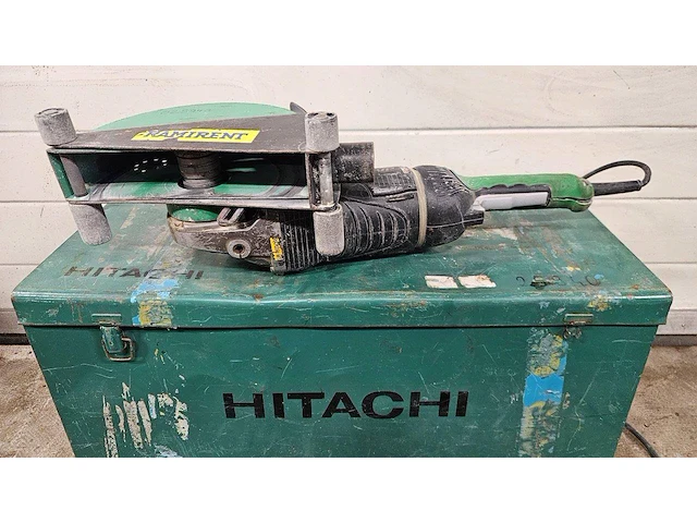 Sleuvenfrees hitachi g23uby elektrisch 2600w 2009 in metalen kist (marge) - afbeelding 1 van  1