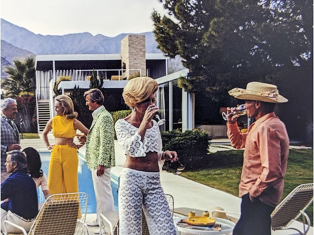 Slim aarons (1916-2006) - desert house party - afbeelding 3 van  9