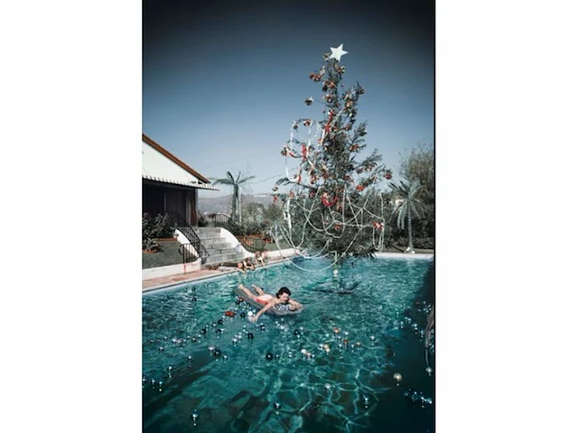 Slim aarons (1916-2006) - kerst zwemmen - afbeelding 1 van  9