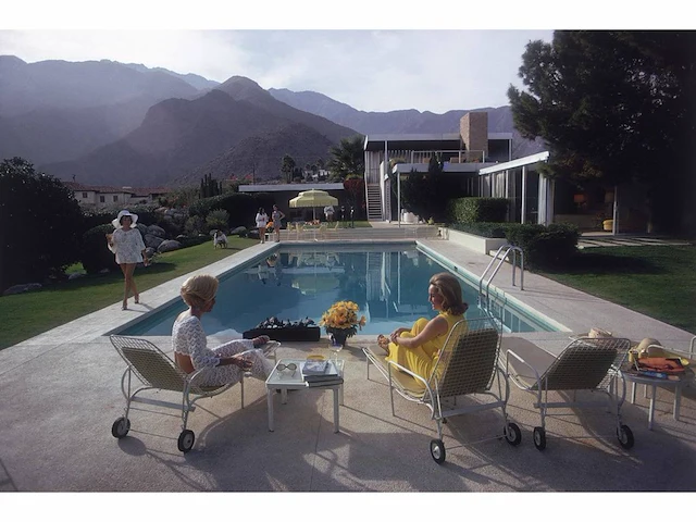 Slim aarons (1916-2006) - roddels aan het zwembad - afbeelding 1 van  10