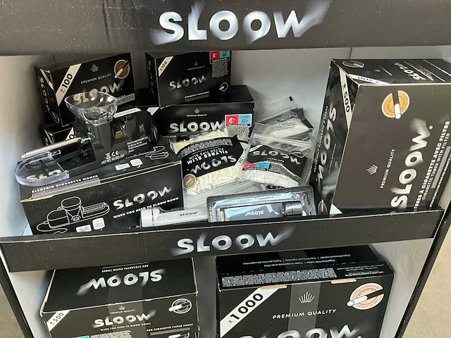 Sloow display gevuld met diverse filters etc. voor sigaretten - afbeelding 5 van  9