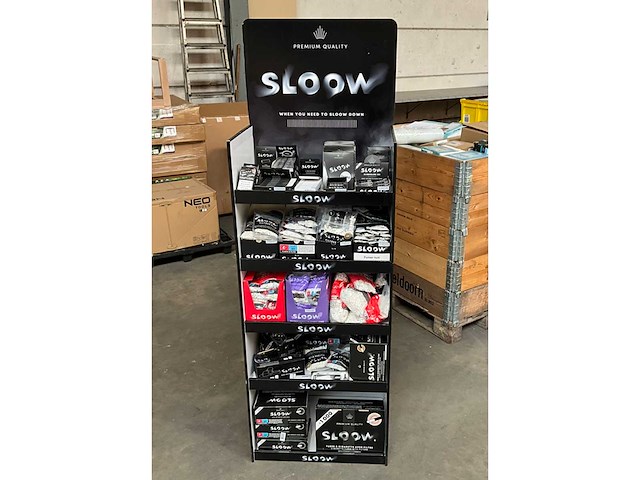 Sloow display gevuld met diverse filters etc. voor sigaretten - afbeelding 1 van  9