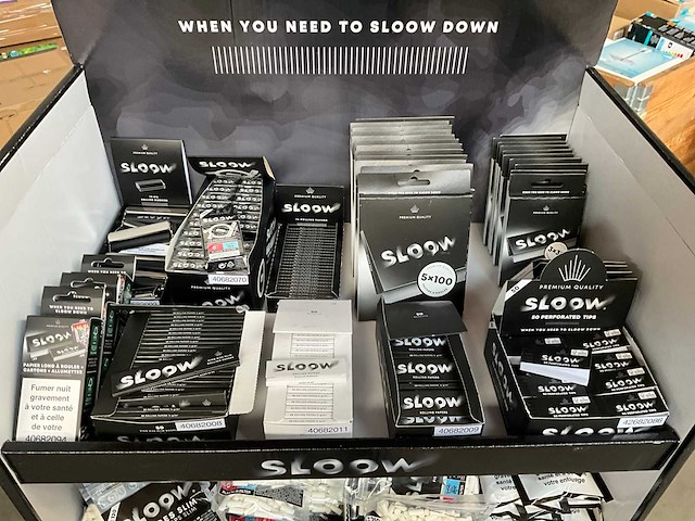 Sloow display gevuld met diverse filters etc. voor sigaretten - afbeelding 2 van  9