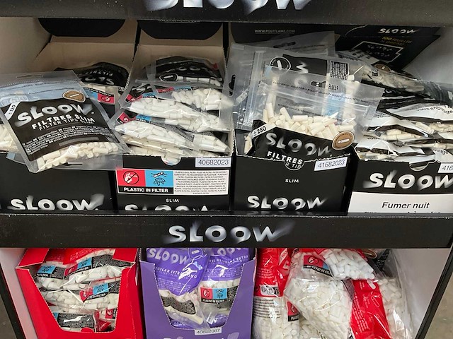Sloow display gevuld met diverse filters etc. voor sigaretten - afbeelding 3 van  9
