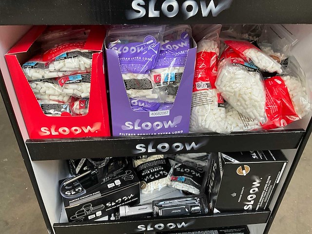 Sloow display gevuld met diverse filters etc. voor sigaretten - afbeelding 4 van  9