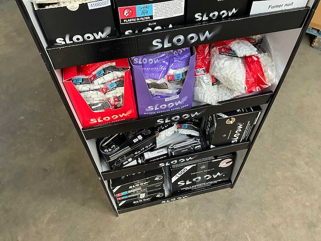 Sloow display gevuld met diverse filters etc. voor sigaretten - afbeelding 8 van  9