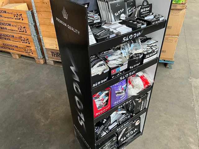 Sloow display gevuld met diverse filters etc. voor sigaretten - afbeelding 9 van  9
