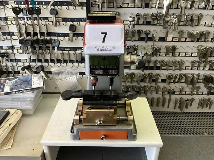Slotenmakerij, auto's, machines, magazijn wegens stopzetting