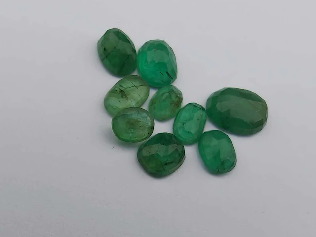 Smaragd ovaalvormig-9 stenen natuurlijk groen gedolven -5cts - afbeelding 1 van  6