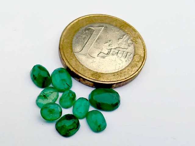 Smaragd ovaalvormig-9 stenen natuurlijk groen gedolven -5cts - afbeelding 3 van  6