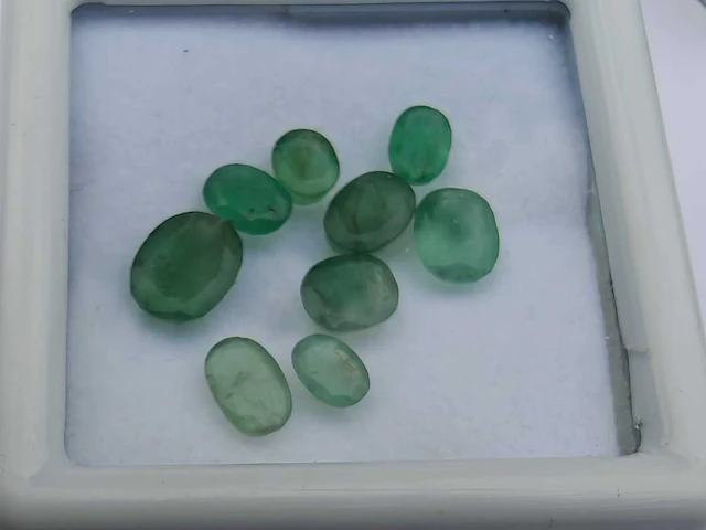 Smaragd ovaalvormig-9 stenen natuurlijk groen gedolven -5cts - afbeelding 4 van  6