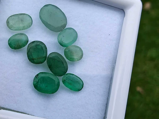 Smaragd ovaalvormig-9 stenen natuurlijk groen gedolven -5cts - afbeelding 5 van  6
