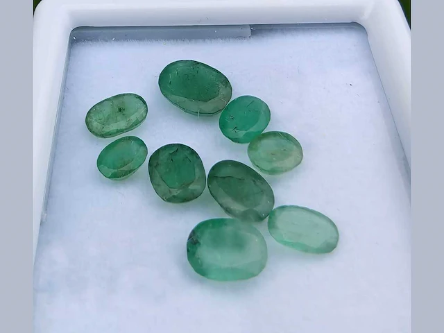 Smaragd ovaalvormig-9 stenen natuurlijk groen gedolven -5cts - afbeelding 6 van  6